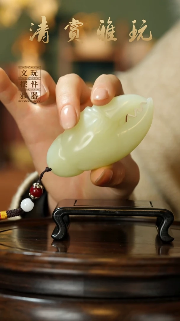 玉《手握蟹钳》手把件摆件
