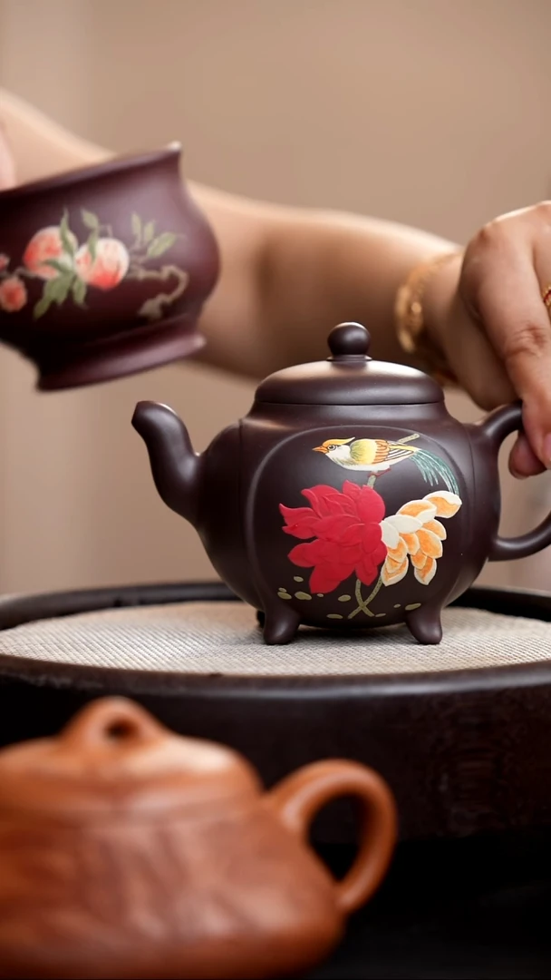 茶壶紫砂紫茄泥四足鼎盛泥绘并蒂莲
