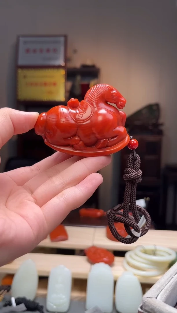 颈饰未镶嵌南红玛瑙梦**生手把件