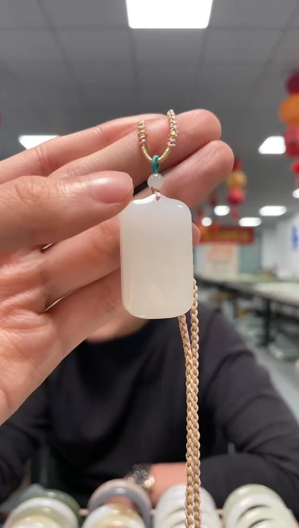 颈饰未镶嵌和田玉无事牌挂件一件