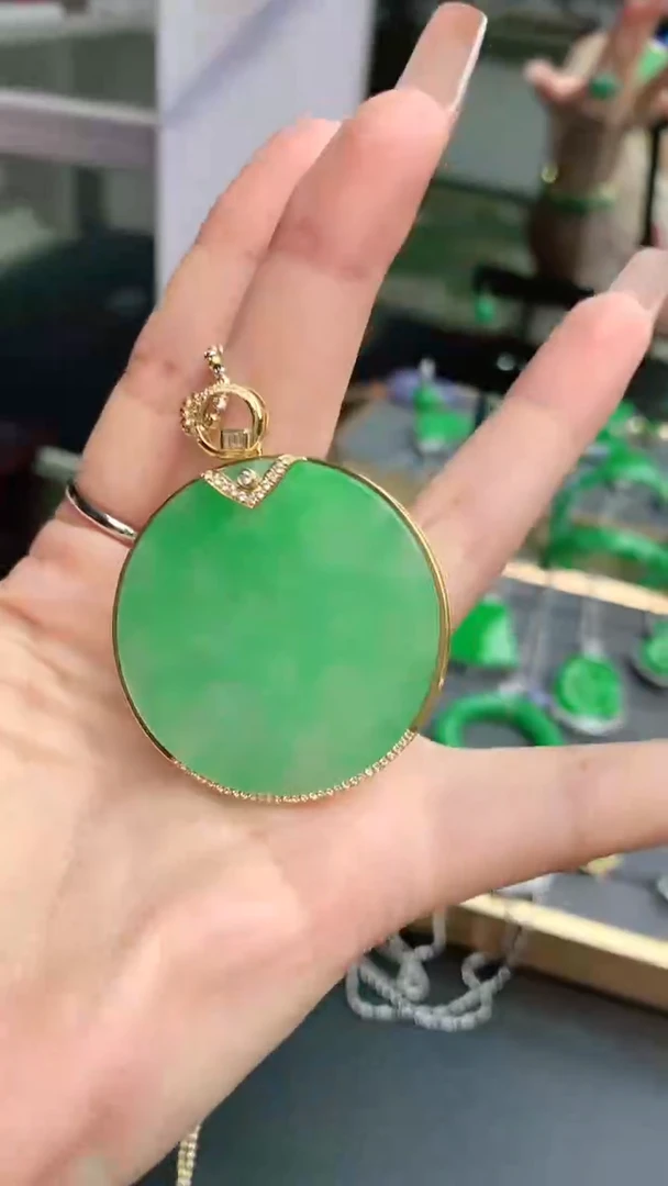 翡翠18K金镶嵌颈饰赠礼盒证书