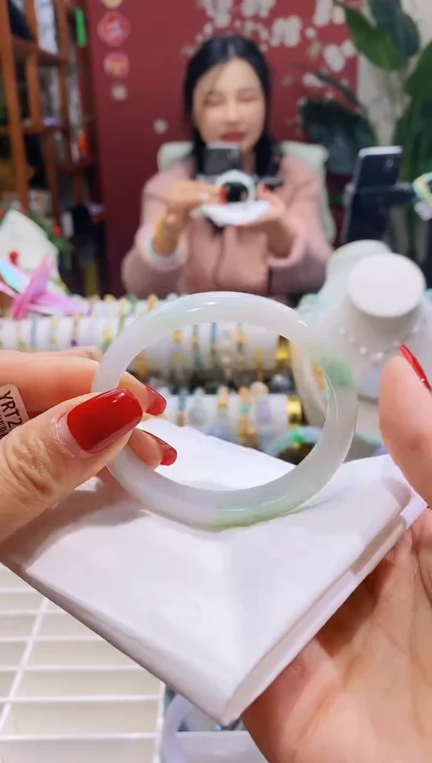 【闪购商品】翡翠手镯（贵妃镯）未镶嵌18圈口54正/12.4*6.5