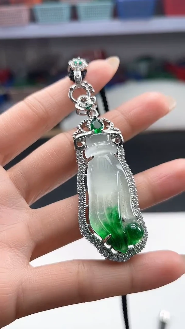 吊坠(赠链)未镶嵌石英质玉吊坠