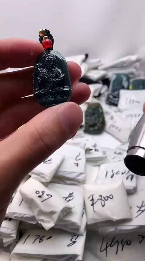 翡翠未镶嵌颈饰大势至