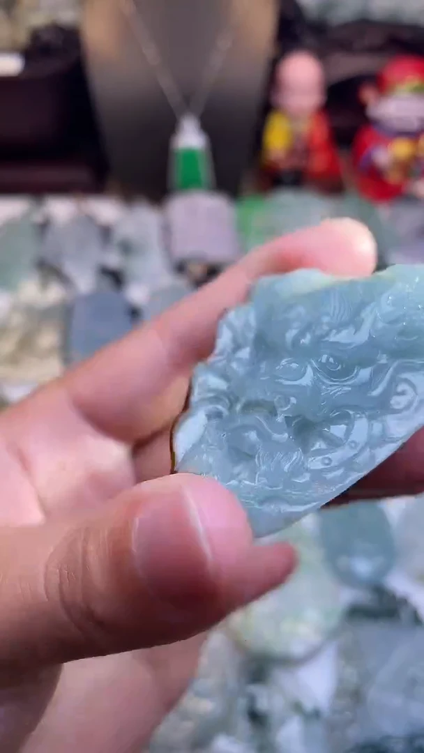 颈饰未镶嵌翡翠龙首