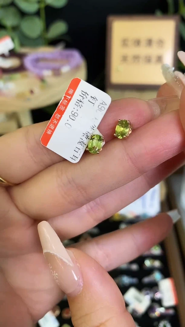 【闪购商品】橄榄石耳饰银S925镶嵌耳饰