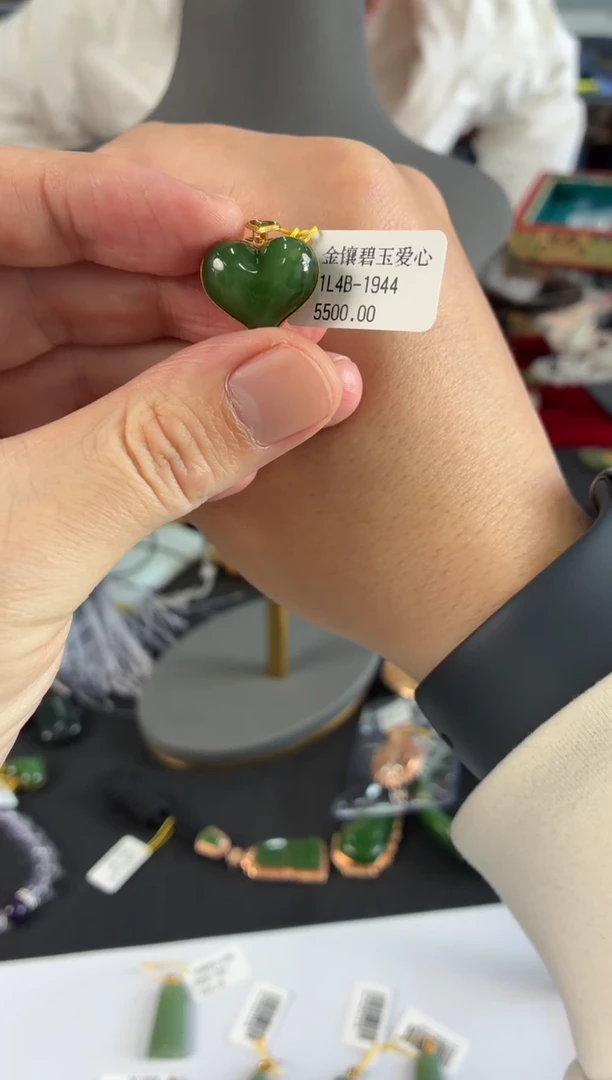 颈饰18K金镶嵌和田玉吊坠