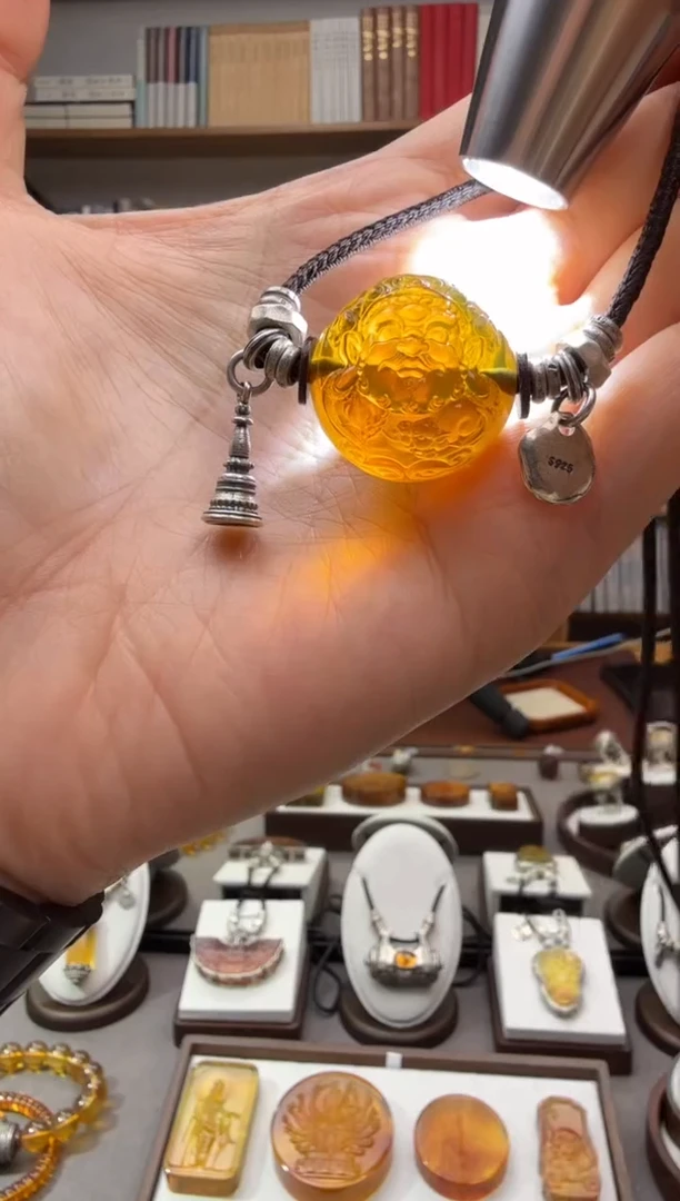 未镶嵌颈饰琥珀黄财神吊坠