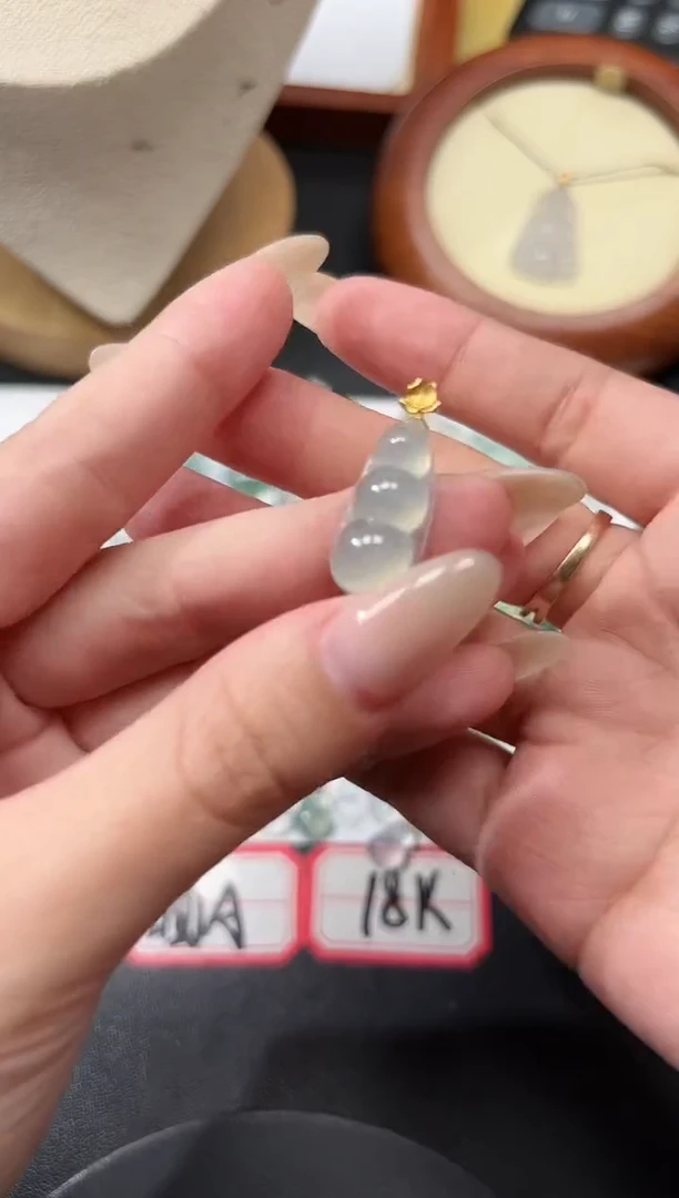 颈饰18K金镶嵌翡翠13豆子