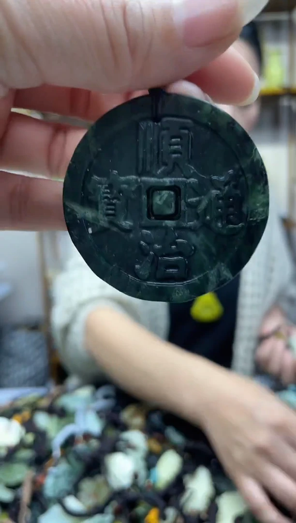 未镶嵌岫玉吊坠`