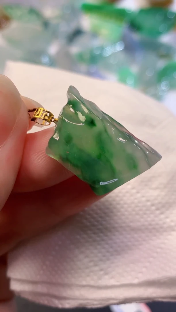 翡翠未镶嵌颈饰