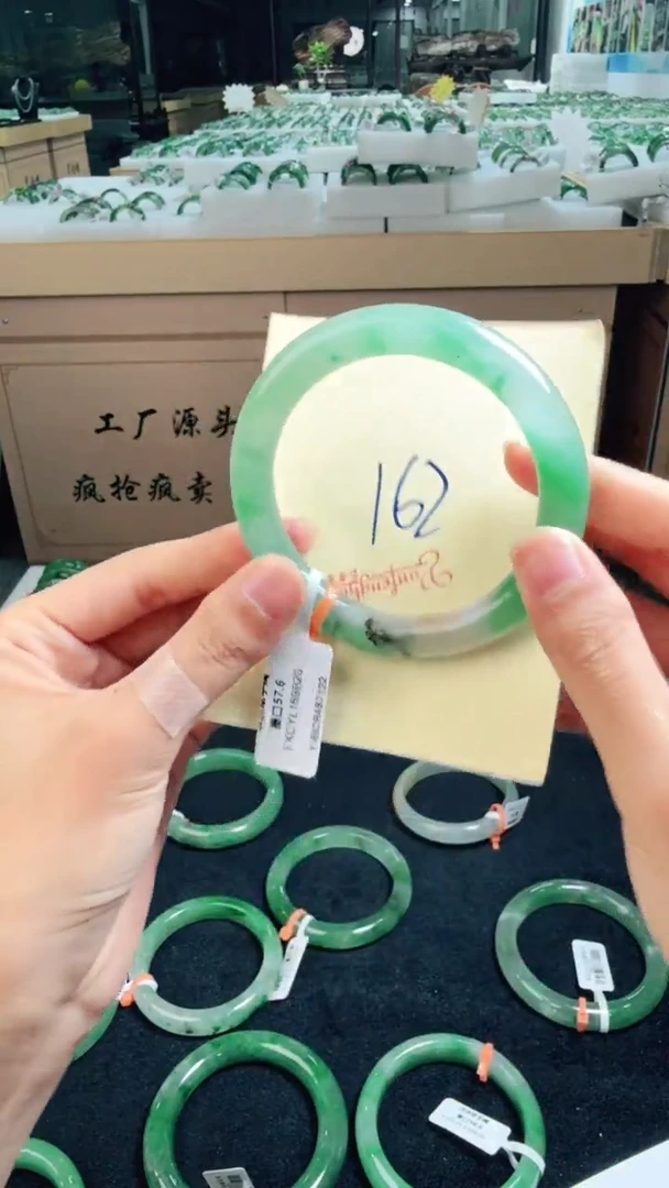 未镶嵌手镯石英质玉（非洲翠）有天然性（洒金亮片/矿点/棉线）162