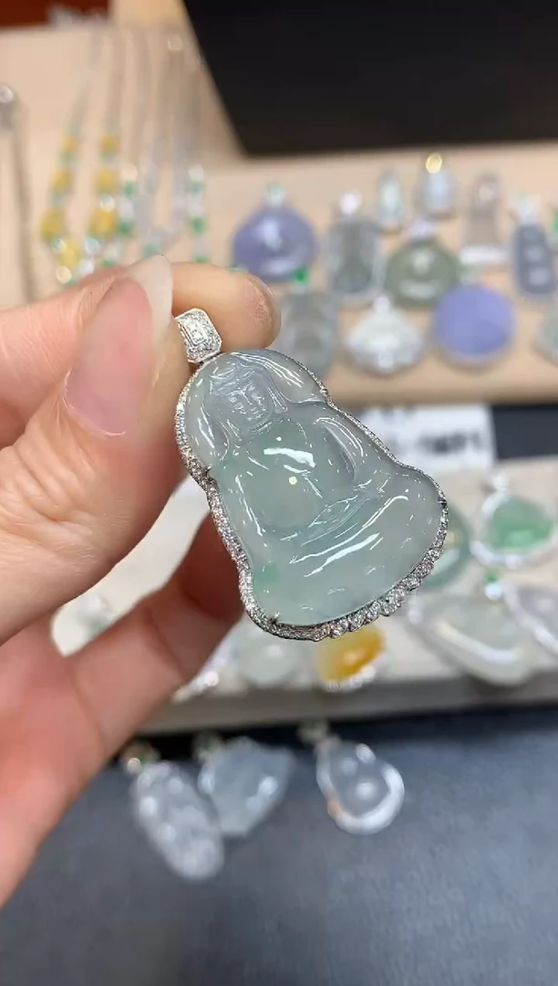 颈饰18K金镶嵌翡翠观音【无服务费