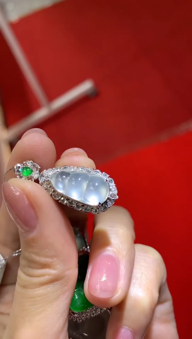 颈饰18K金镶嵌翡翠|不退不换