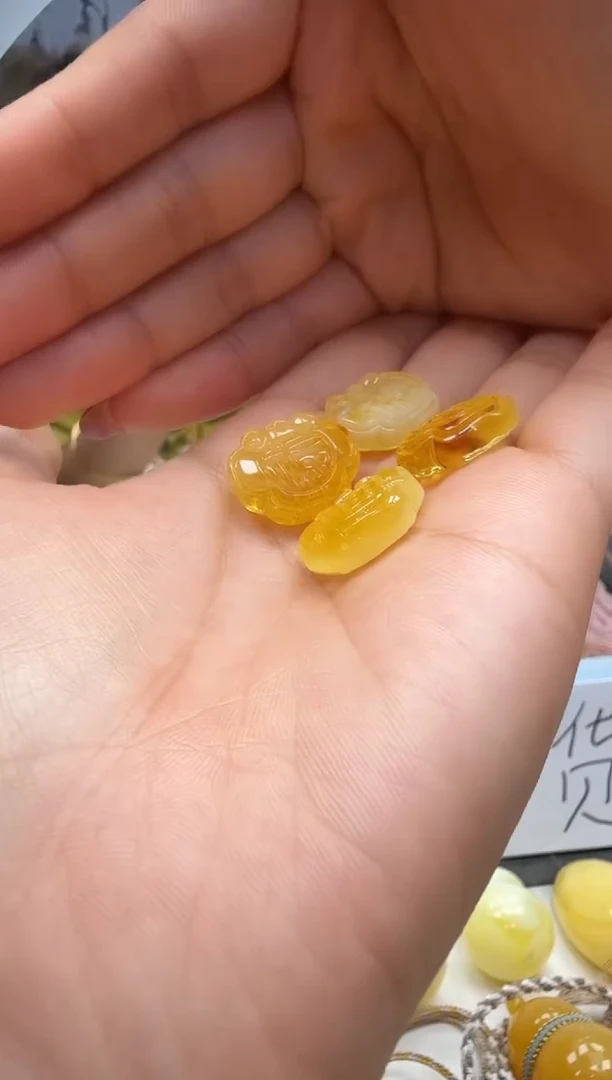 裸石琥珀未镶嵌随机一件