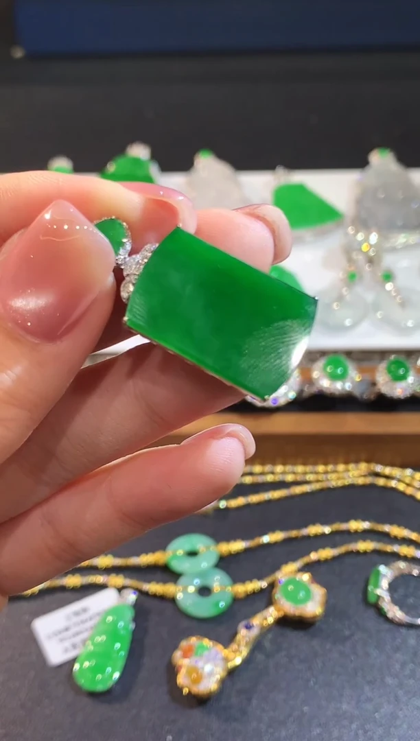 吊坠(不含链)18K金镶嵌翡翠多样性发其一