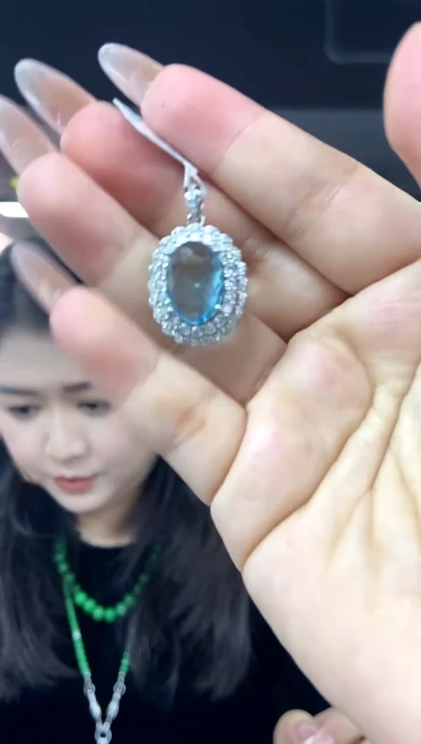 未镶嵌托帕石吊坠多样性发其一颜色微差