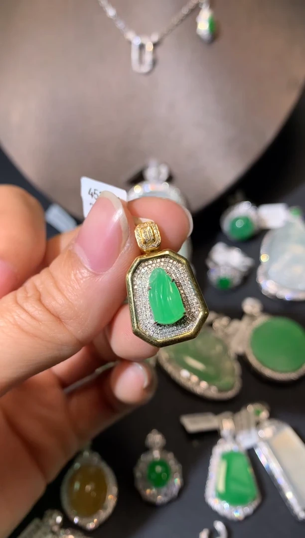 【闪购商品】翡翠吊坠(不含链)18K金镶嵌吊坠