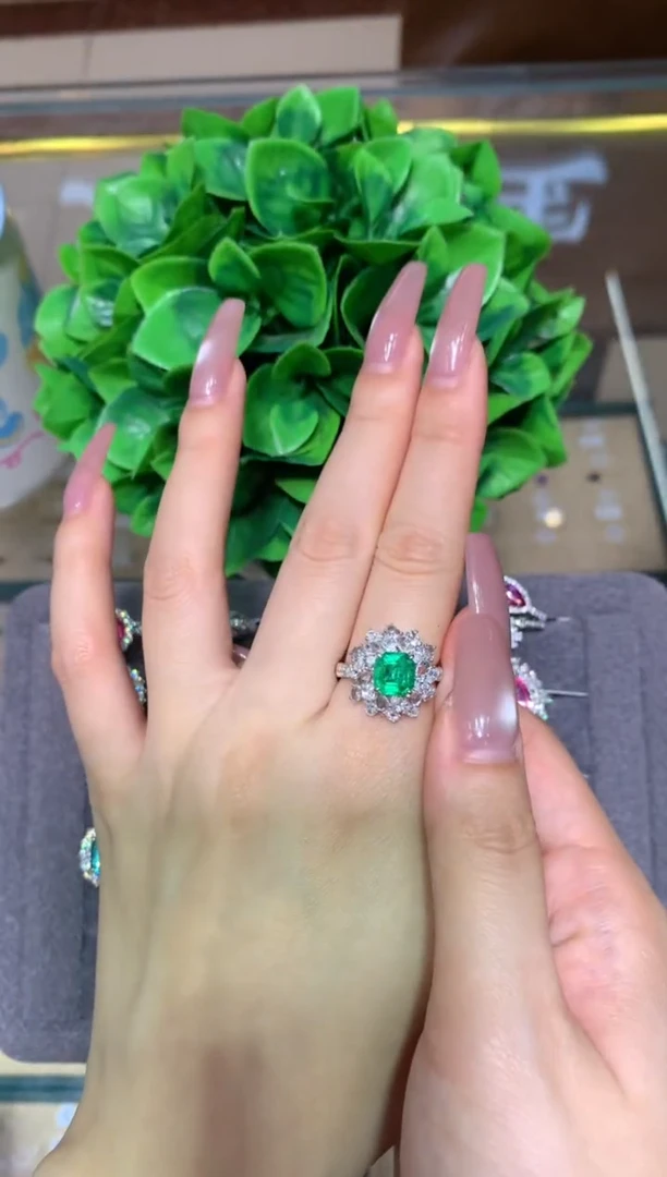 18K金镶嵌戒指祖母绿1.33CT