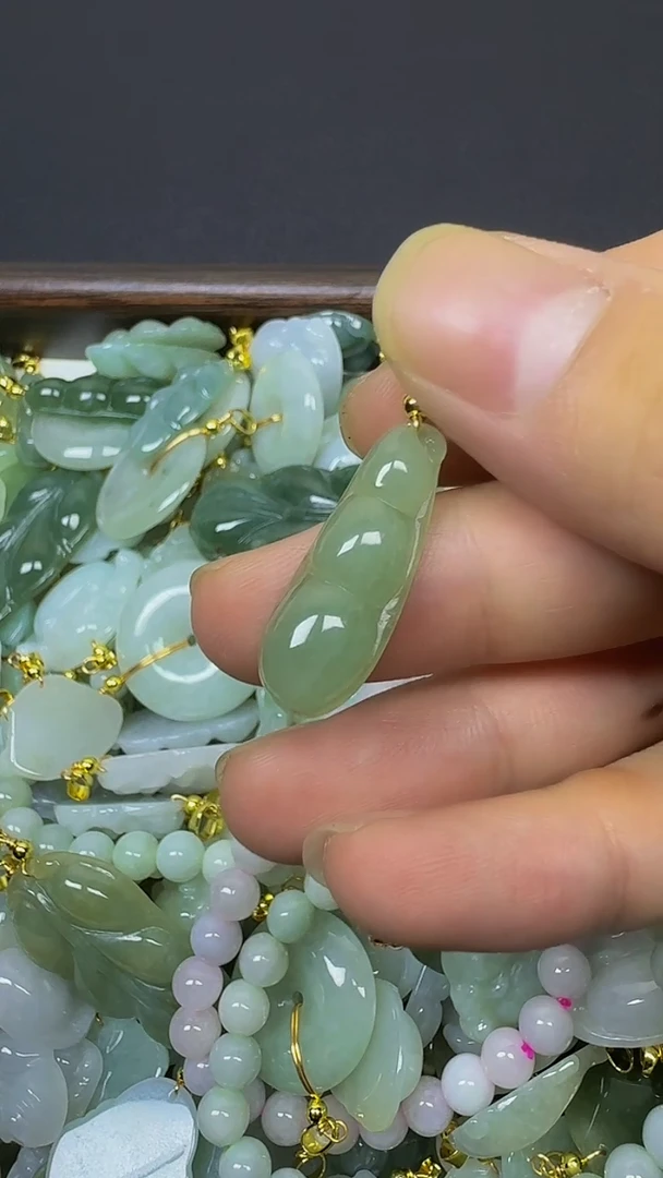 颈饰未镶嵌翡翠颈饰未嵌镶翡翠