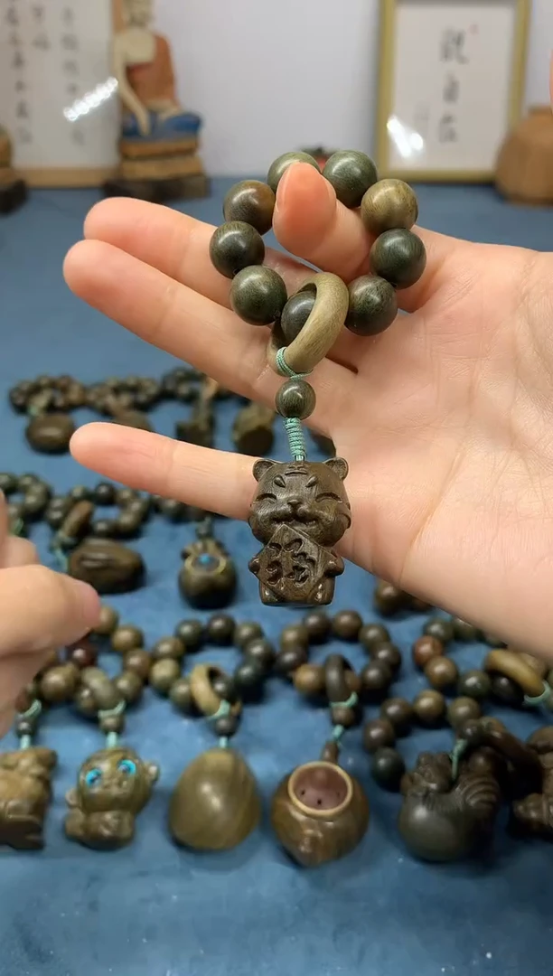 【闪购商品】维腊木（绿檀）把件小福虎 盘玩件