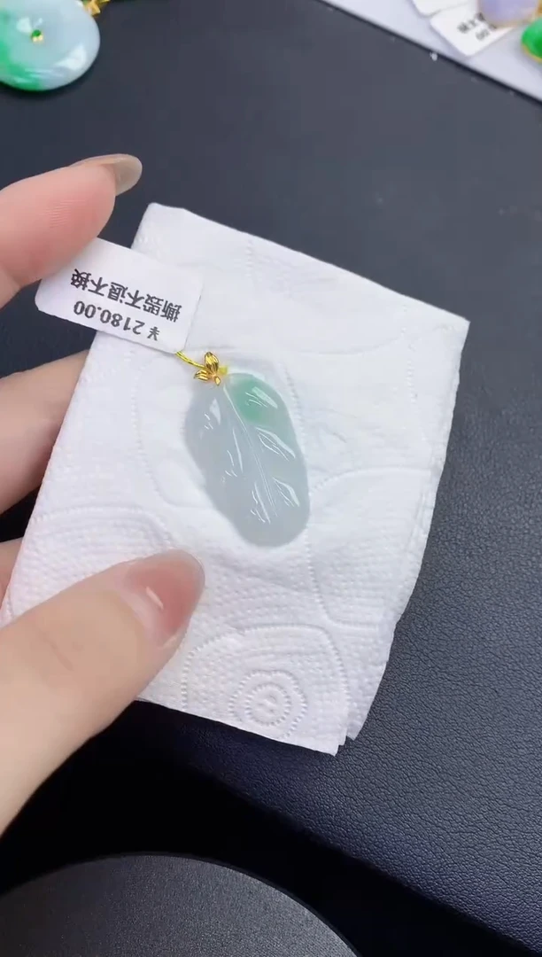 颈饰18K金镶嵌翡翠缅甸天然翡翠A货