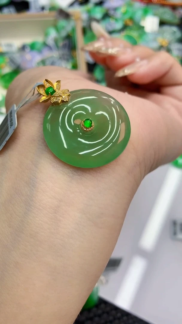 翡翠18K金镶嵌颈饰           1