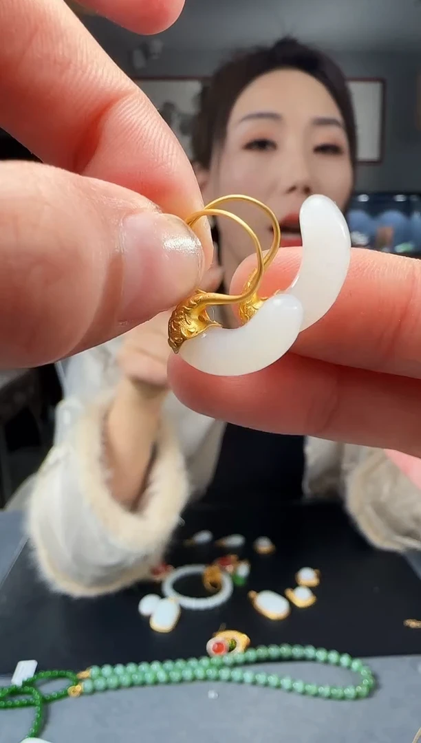 【闪购商品】和田玉耳钉18K金镶嵌1