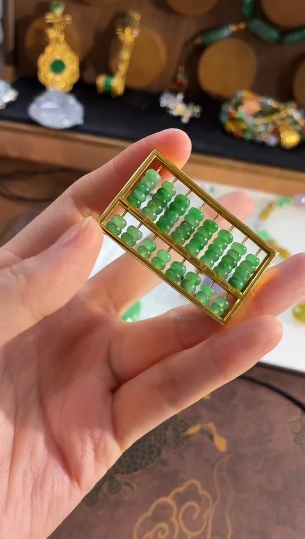 颈饰18K金镶嵌翡翠吊坠