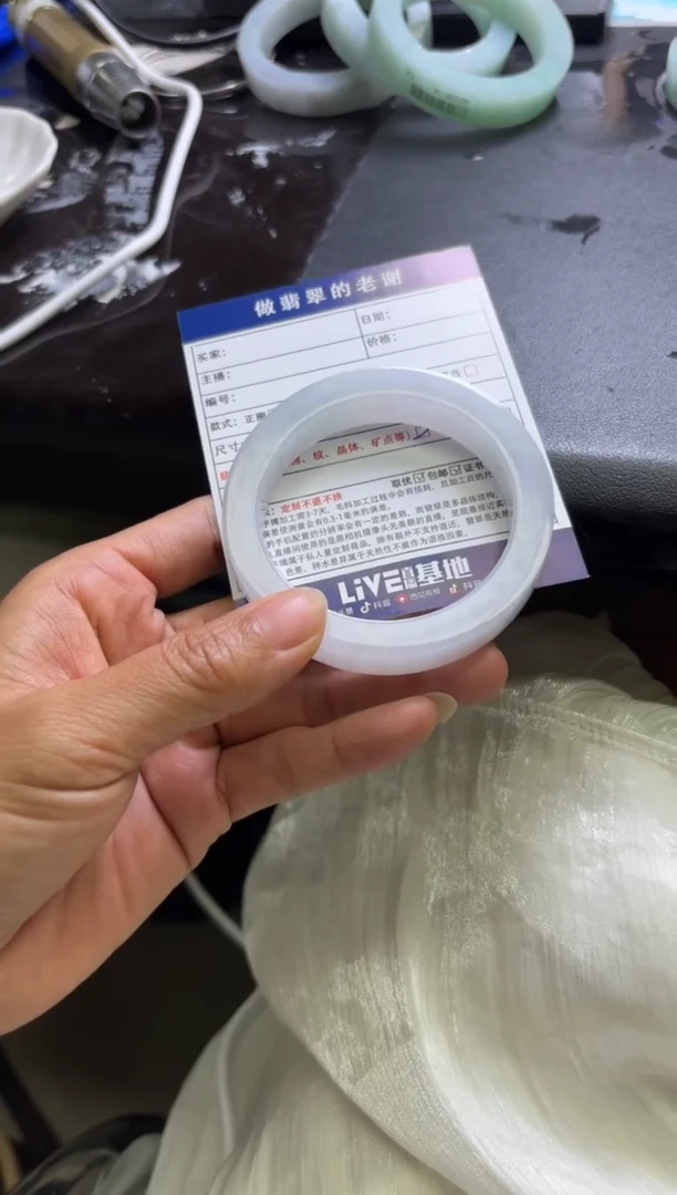 未镶嵌手镯定制翡翠六**妈定制手镯不退不换