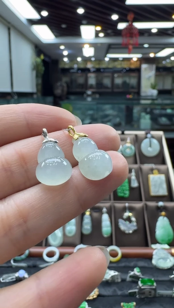 颈饰18K金镶嵌翡翠葫芦多样性发其一