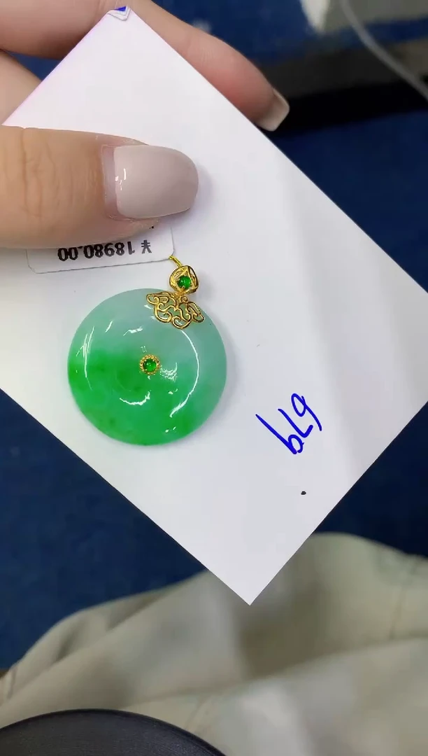 颈饰18K金镶嵌翡翠缅甸天然翡翠A货