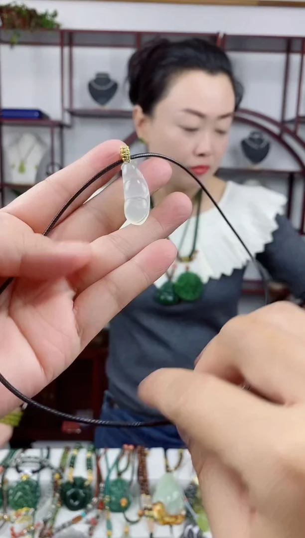 未镶嵌岫玉颈饰福豆