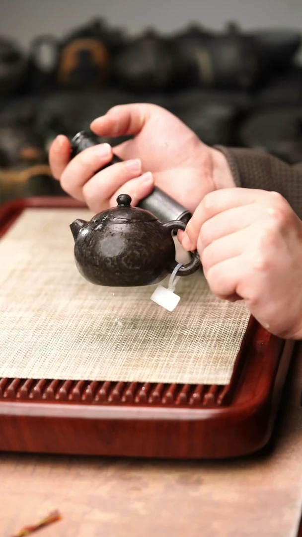 归玉堂冰碛岩重工雕刻透光小西施壶150cc