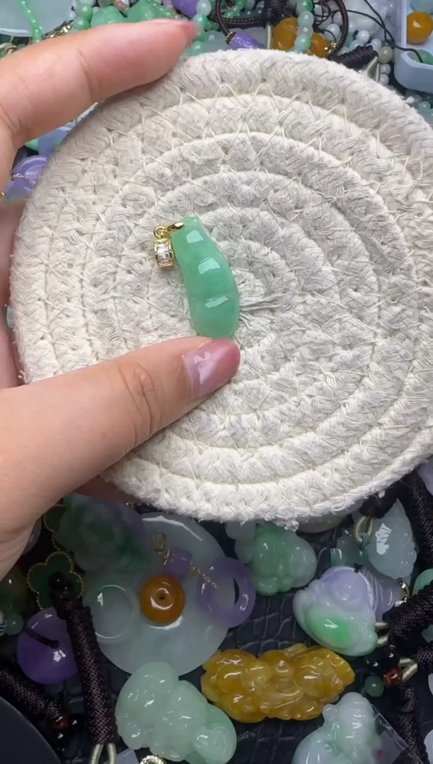 颈饰未镶嵌翡翠天然缅甸翡翠吊坠