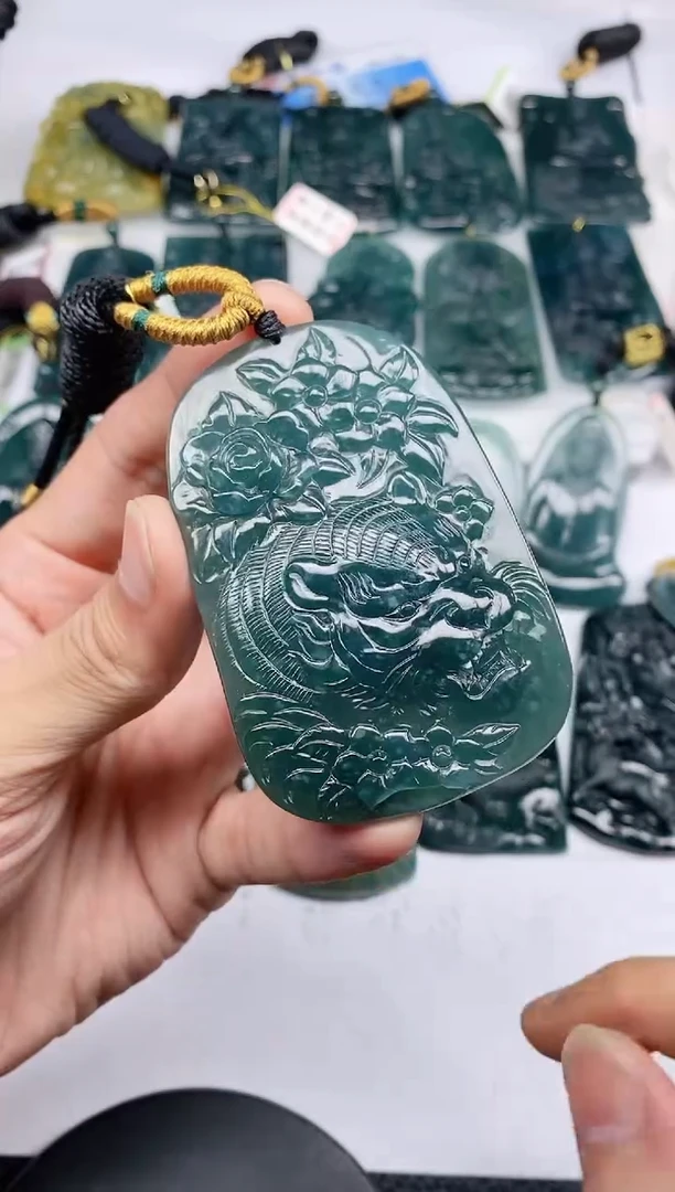 颈饰未镶嵌翡翠