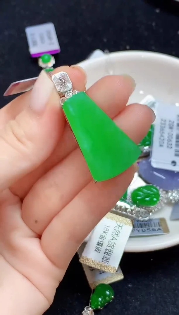 吊坠(不含链)18K金镶嵌翡翠75