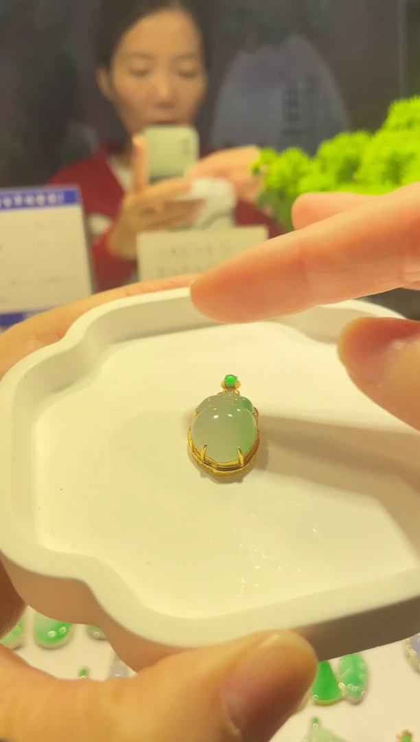 吊坠(不含链)18K金镶嵌翡翠桃子