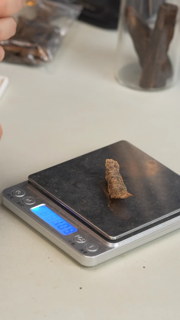 沉香沉香碎屑香港鸡母虫 1.09g