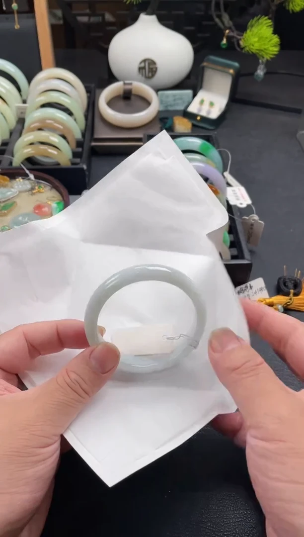 【闪购商品】翡翠手镯未镶嵌有纹裂包容