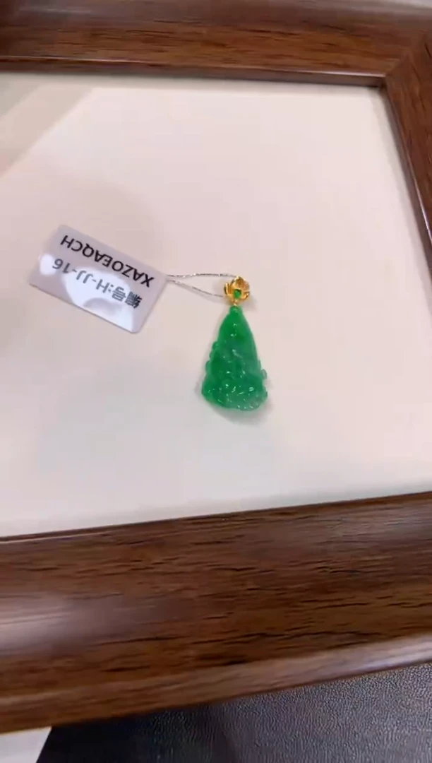 颈饰18K金镶嵌翡翠白菜