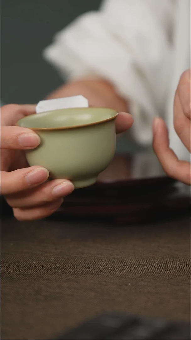 粉青 压手杯 带底款