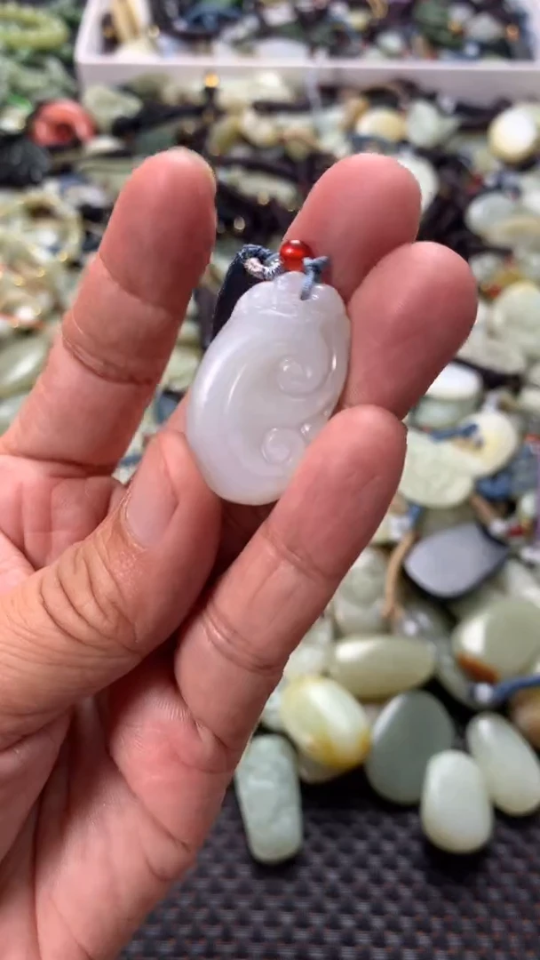 和田玉未镶嵌颈饰（多样性发一件）没有证书有瑕