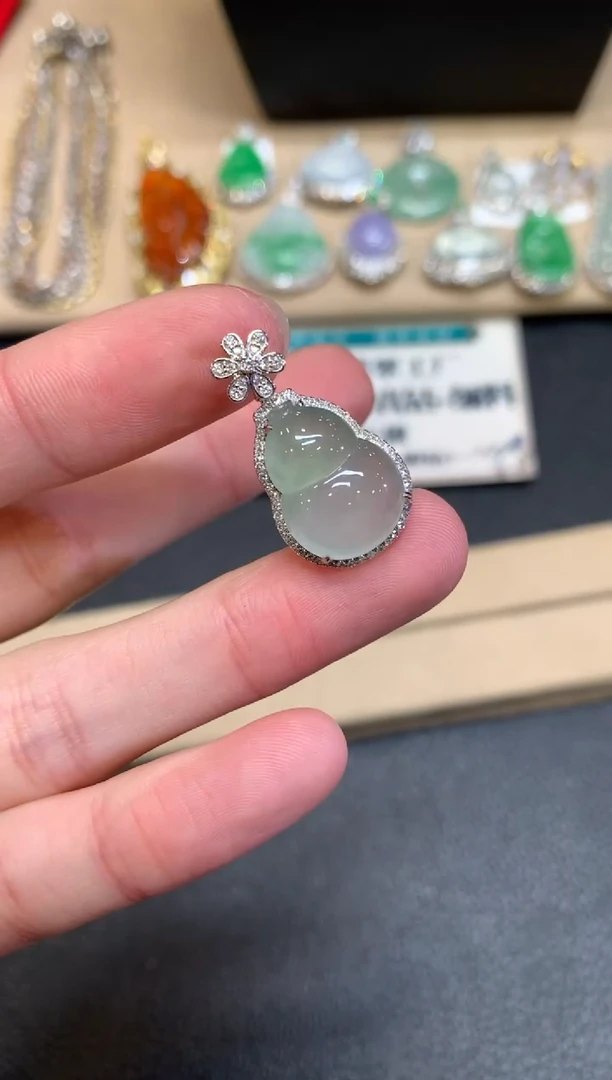 【闪购商品】翡翠颈饰18K金镶嵌葫芦【无服务费】