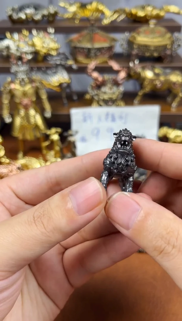 祥纹瑞狮子黄铜复古摆件