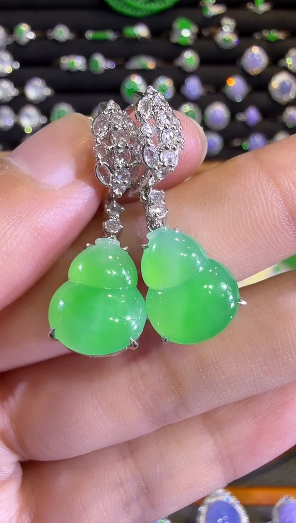 翡翠18K金镶嵌耳饰高冰满绿葫芦耳坠