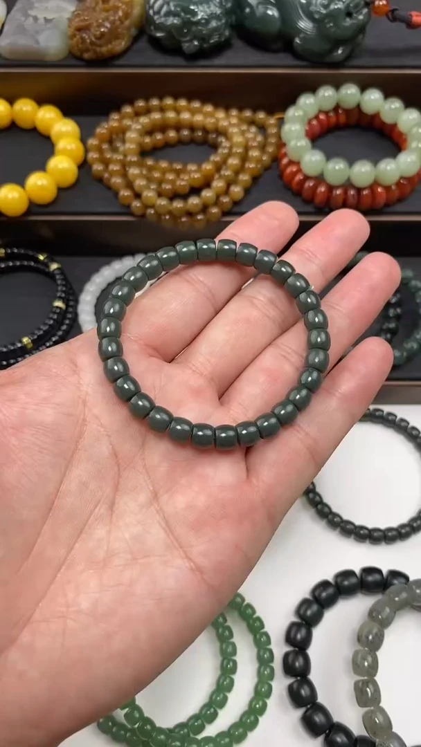 和田玉未镶嵌颈饰沙枣青手串