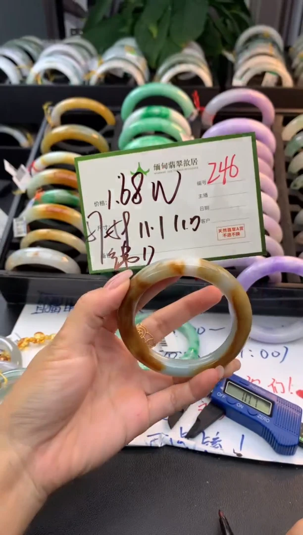 未镶嵌定制翡翠毛货需精细抛光+多人