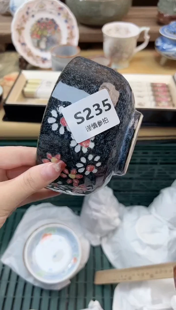 瓷片动**人235