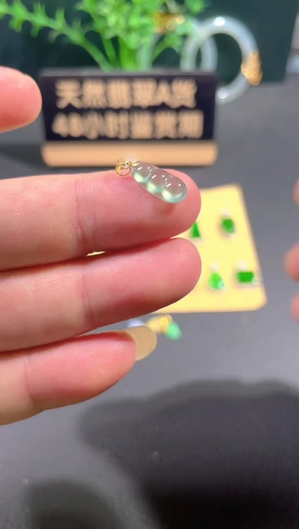 翡翠18K金镶嵌颈饰翡翠